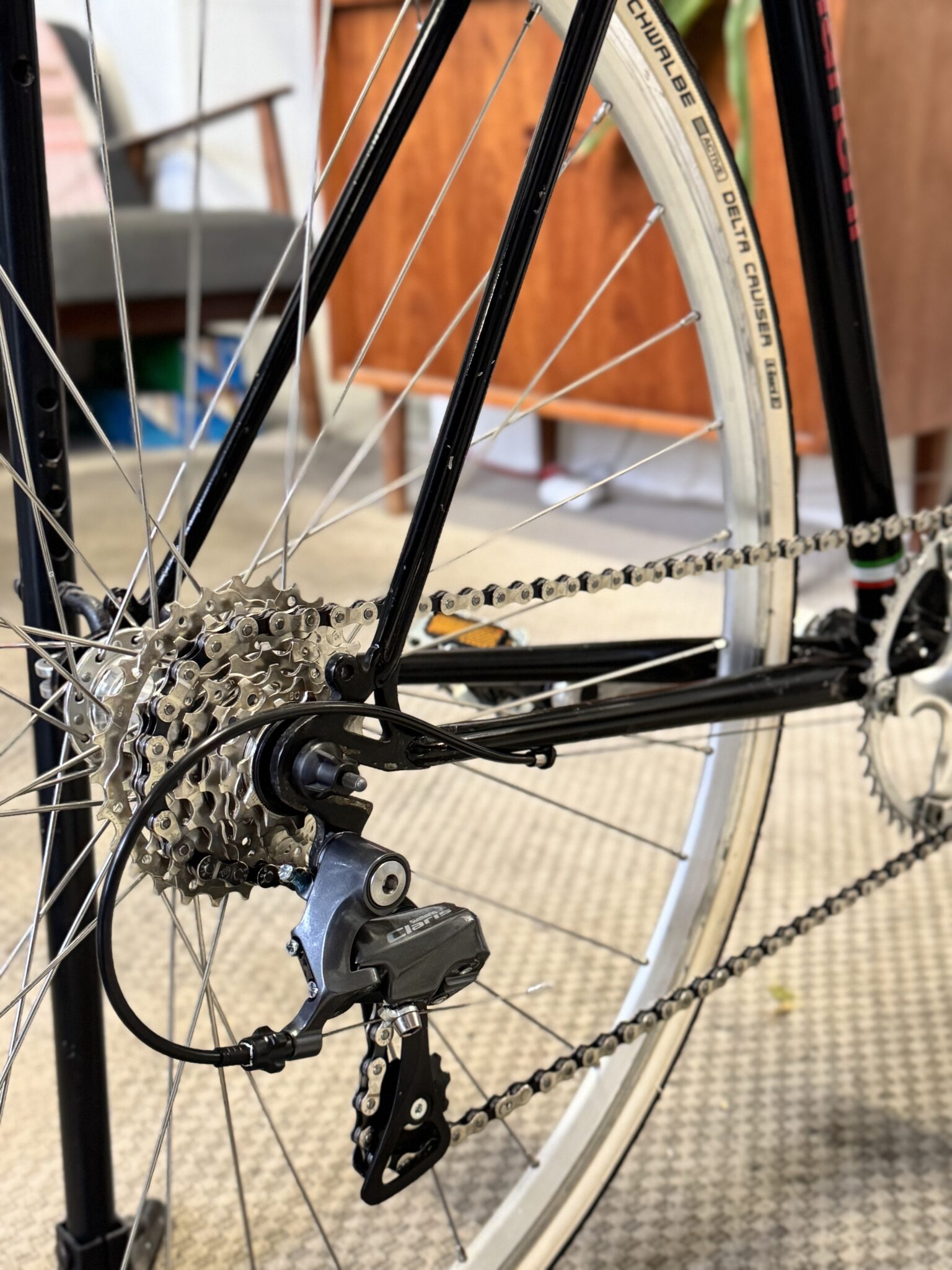 Nærbillede af gear og kæde på en istandsat cykel