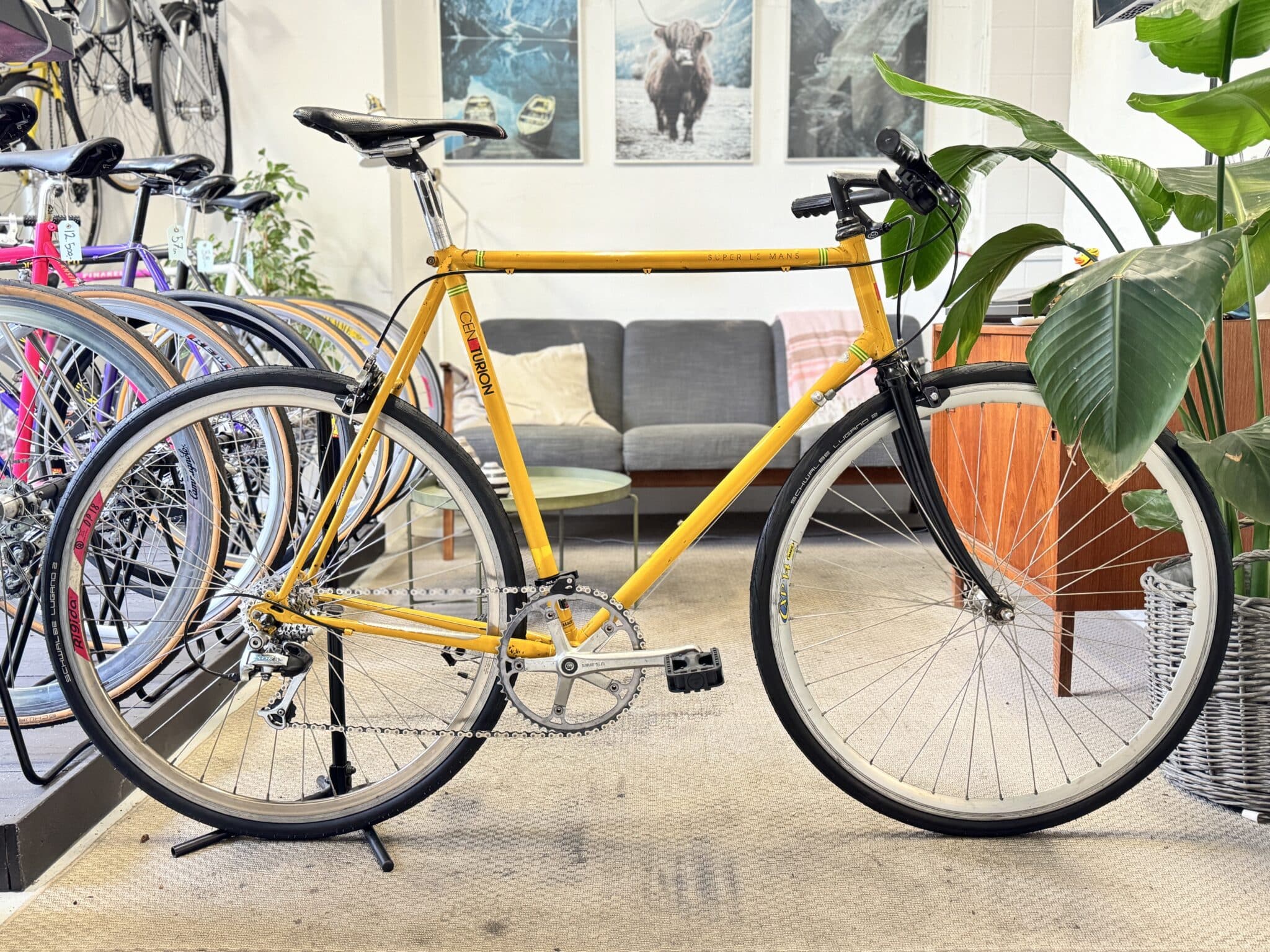 Istandsat cykel med gult stel i Rerides butik