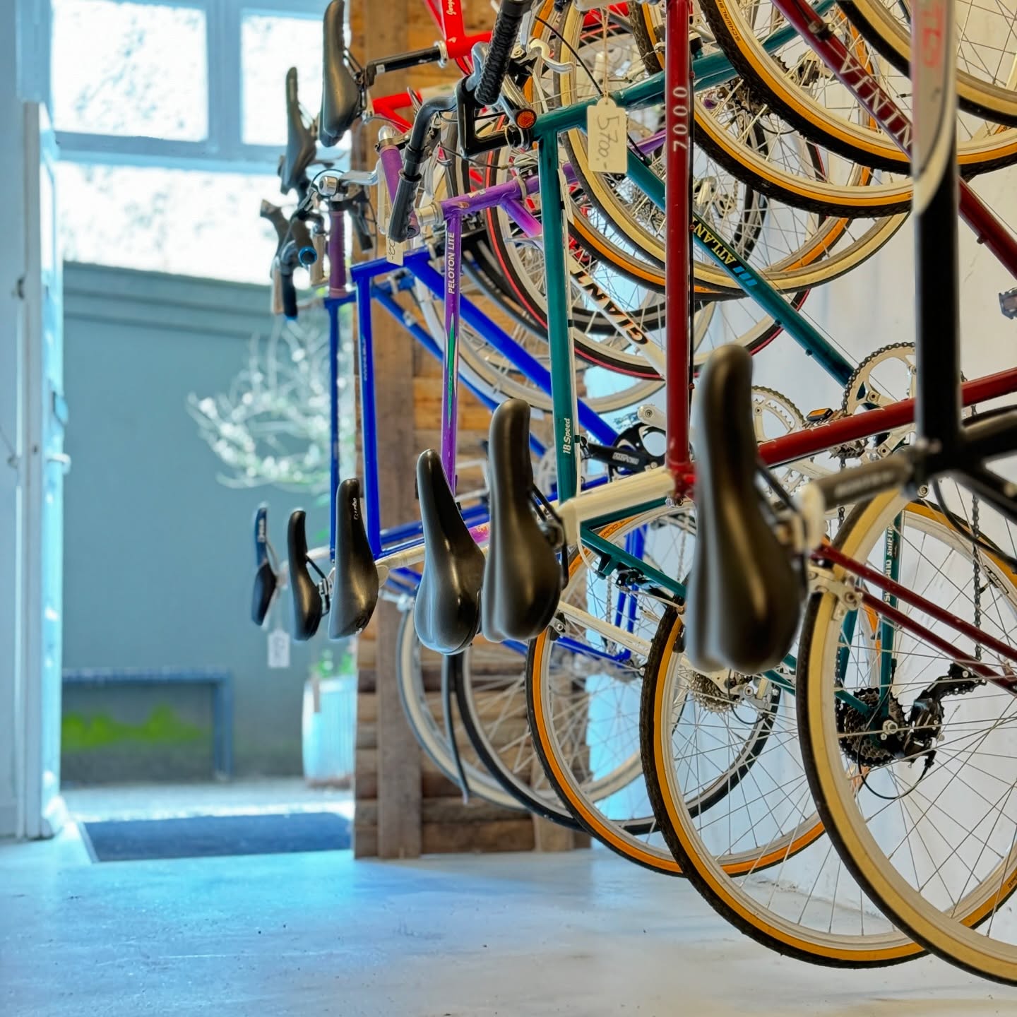 Række af istandsatte cykler hængende i Rerides butik i Valby