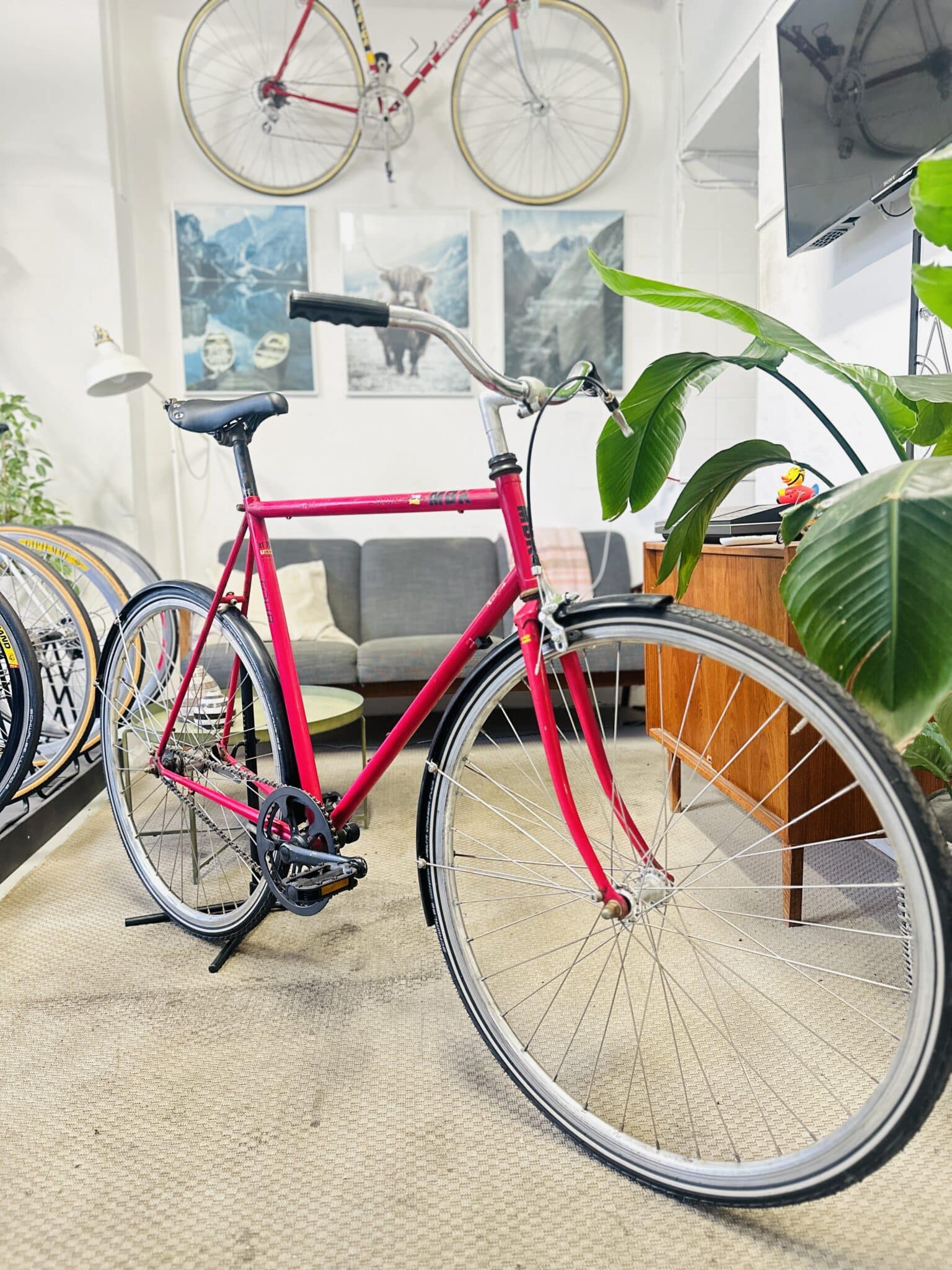 Istandsat rød cykel med styr i butikken
