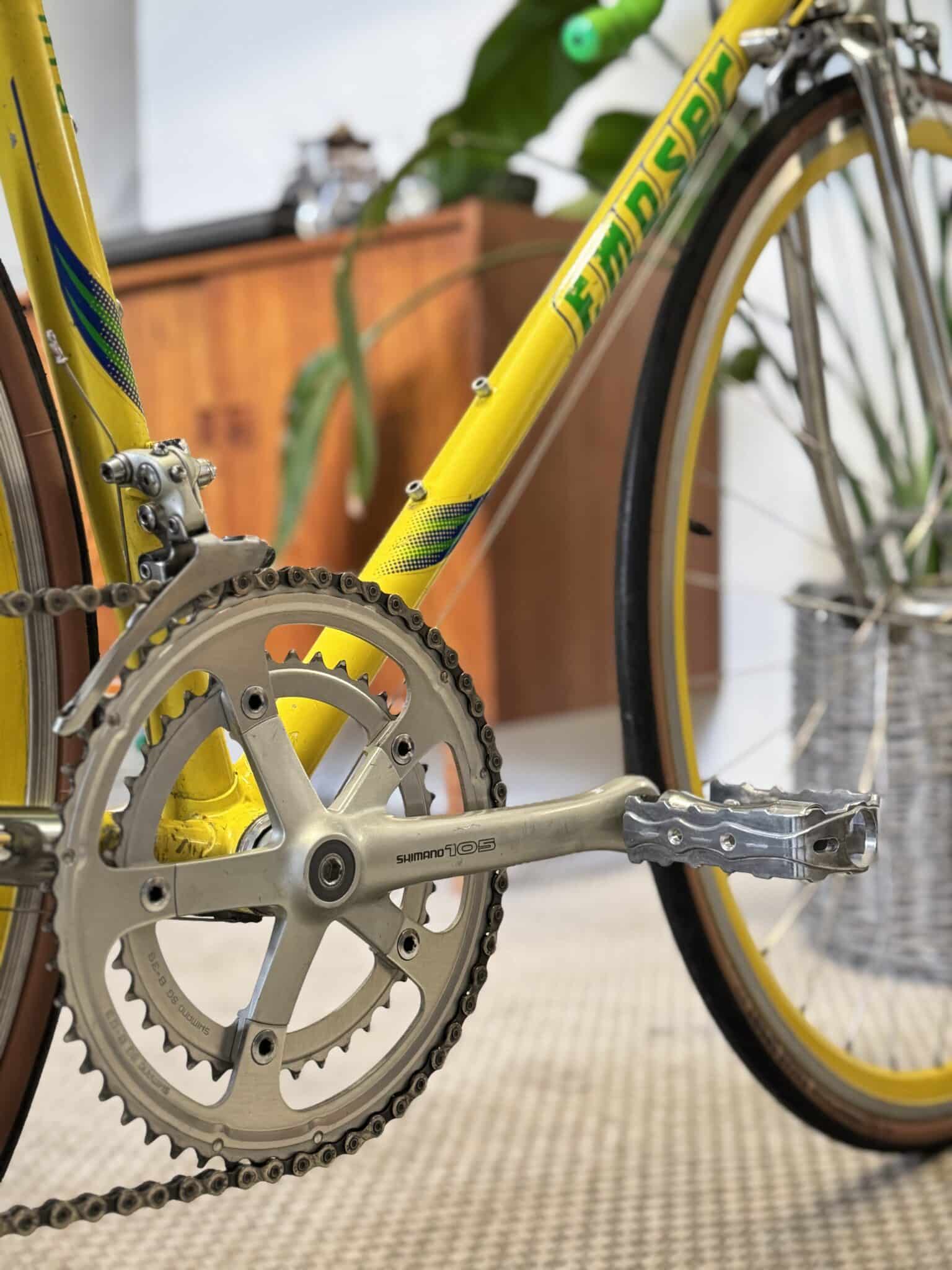 Nærbillede af kranksæt på en istandsat cykel