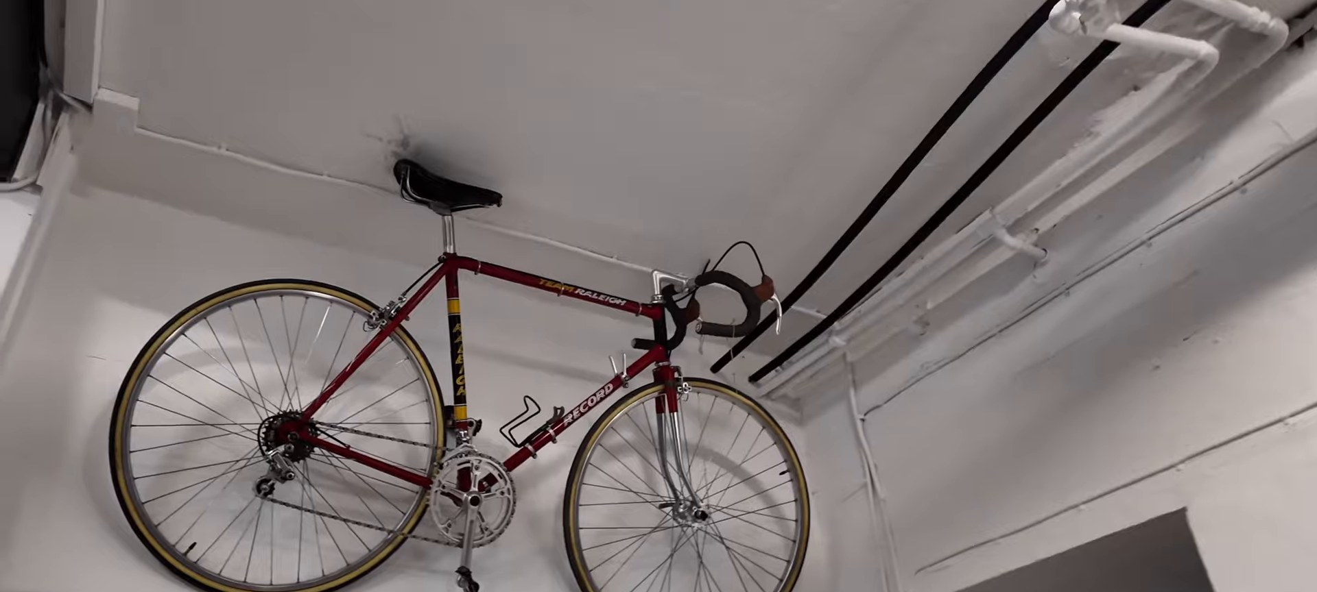 Klassisk Team Raleigh-racer hængt op på væggen